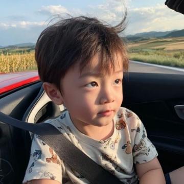 小孩突然冲向车外千钧一发之际他冲了出去