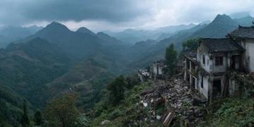 火车驶入湖南:乡村美景与陈旧房屋的对比