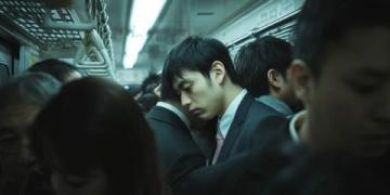 高铁上男子凝视乘务员引热议:欣赏与忠诚的边界何在?