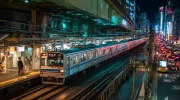 列车员拒绝开门的合理理由:车门距地面一米五且夜间无照明