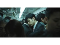 高铁上男子凝视乘务员引热议：欣赏与忠诚的边界何在？