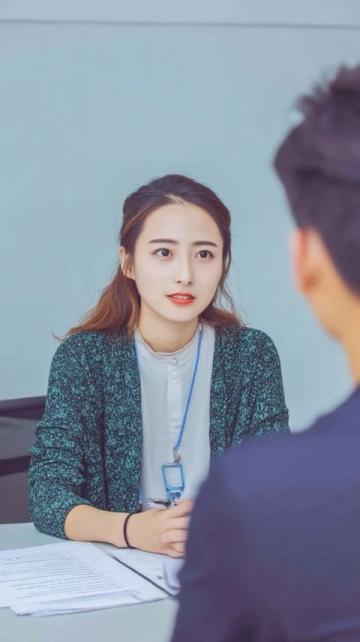 外卖小哥紧急驰援,拯救少女行程,迟到15分罚金60元,值得吗?