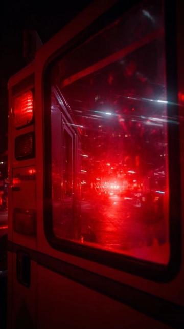 列车上的急救英雄：民警紧急救援昏厥旅客显真情