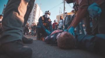 列车上的急救英雄：民警紧急救援昏厥旅客显真情