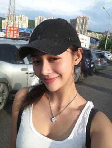 外卖小哥紧急驰援,拯救少女行程,迟到15分罚金60元,值得吗?