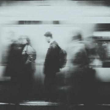 高铁上男子凝视乘务员引热议:欣赏与忠诚的边界何在?