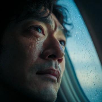 列车乘务员赵阳哽咽安抚乘客:生命至上,温暖前行