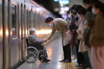 国家增开老年旅游列车:满足银发族出行需求促经济增长