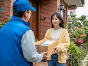 外卖小哥紧急驰援,拯救少女行程,迟到15分罚金60元,值得吗?