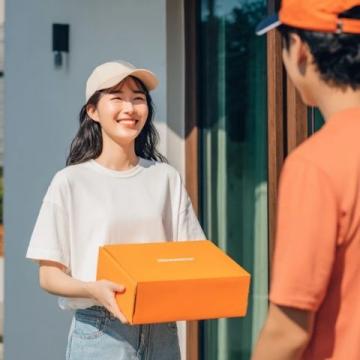 外卖小哥紧急驰援,拯救少女行程,迟到15分罚金60元,值得吗?