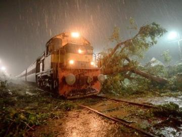 部分地区地质灾害红警全市暴雨黄警!本市市郊列车全面停运!