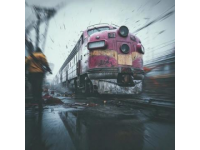 暴雨致列车滞留21小时，女乘务员哽咽安抚乘客温暖人心