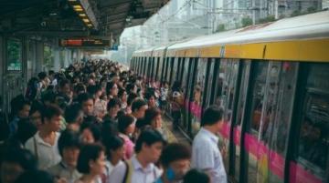 K1373列车故障引发乘客破窗，高温下紧急通风引热议