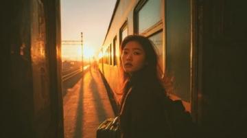 坐火车的慢节奏与温馨氛围:一段从容不迫的旅程