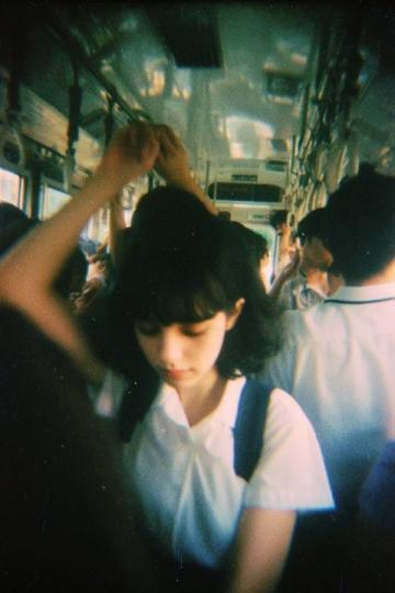 新奇一幕：清晨列车中女子硬座上欢歌起舞