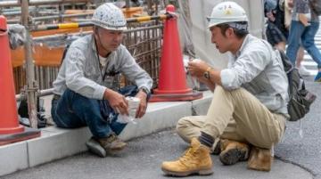 农民工难题:火车站拒绝带工具上车