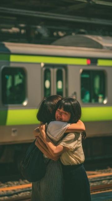 90后高铁夫妻：同车不同班的浪漫守护，春运旅途中的爱情故事