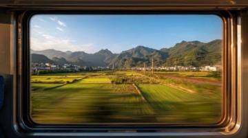 云南建水米轨小火车之旅趣闻录：宇辉、鹏鹏与怼人金牌导游的欢乐时光