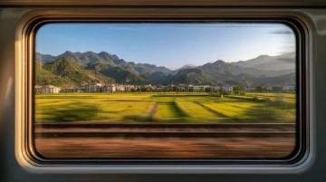 慢行秦岭:时速45公里的绿皮火车,穿越四季变换的山间仙境
