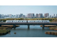新列车启程：5月18日成都安靖站首秀，阳光映照下闪耀新轨