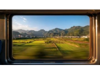 云南建水米轨小火车之旅趣闻录：宇辉、鹏鹏与怼人金牌导游的欢乐时光