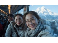 母亲扔垃圾误将两女儿落在高铁，列车员接力照顾的感人故事