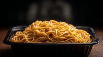 高铁新规禁止食用方便面等食物,网友争议不断:价格亲民才是关键!