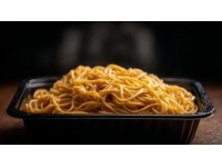 高铁新规禁止食用方便面等食物，网友争议不断：价格亲民才是关键！