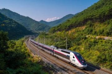 在6号出口附近购物后便捷换乘高铁