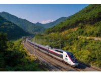 在6号出口附近购物后便捷换乘高铁