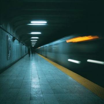 人生如列车：每站都有离别与相遇，学会接受变化才是成长之路