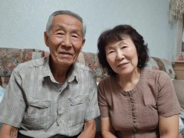 重逢泪盈眶:石晶与胡达凯七年后的火车邂逅感动无数心灵