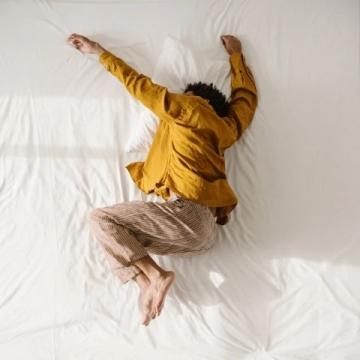 硬卧铺上躺着的女人,被扔下了吗?