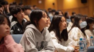 西藏高一新生集體赴成都求學(xué):列車上的青春與夢想之旅