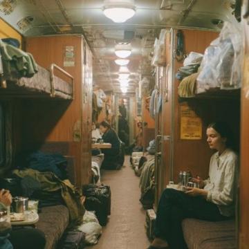 二十岁少女携三袋行囊千里独行,火车旅程感人至深