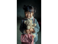 二十歲少女?dāng)y三袋行囊千里獨(dú)行，火車(chē)旅程感人至深