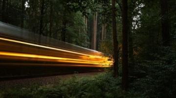 大湾区开来的夜间动卧列车到站-列车夜间到站