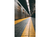 高鐵站意外：男子誤將乘客手機(jī)跌落站臺(tái)縫隙，對(duì)方寬容大度令人欽佩