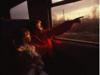 列車(chē)驚現(xiàn)霸道母女：霸座與威脅！乘警果斷出手，贏得全車(chē)掌聲