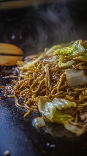 高铁旅途中的地道美食：太原南站的山西面食发现