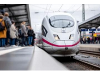 高铁上男孩摔落被救，家长冷漠回应别瞎动就行！