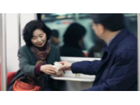 火车上的动人一幕：母亲为孩子省下食物，只因那份深沉的爱