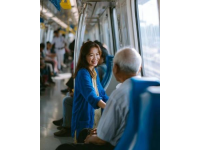 老人说：“人生如列车，一路走来多个站，很少有人能陪伴到终点。