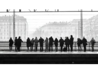 職場(chǎng)如列車：到站了，請(qǐng)從容下車，不要奢望等待