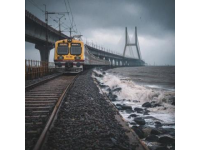 普速鐵路使用有砟軌道，高速鐵路多用無砟軌道