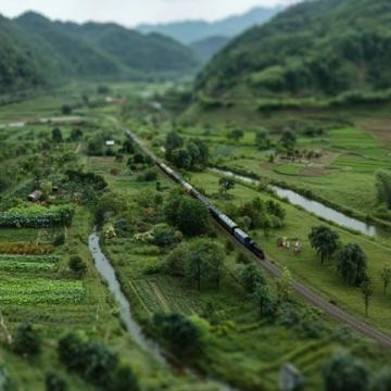 中国独有的“慢火车”：半个世纪扶贫路上的温情符号