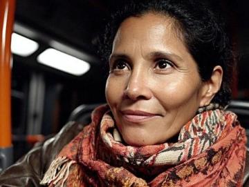 为什么在火车上跳起来身体不会向后移动？惯性定律揭秘