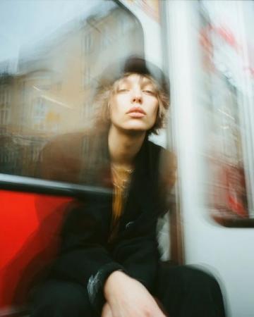 为什么在火车上跳起来身体不会向后移动？惯性定律揭秘