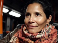 为什么在火车上跳起来身体不会向后移动？惯性定律揭秘