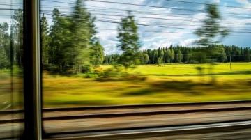 人生如一趟疾驰的列车，载着岁月的行囊不断奔赴远方